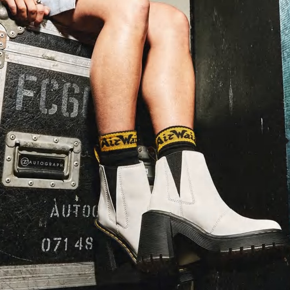 Dr. Martens SPENCE LEATHER FLARED HEEL CHELSEA BOOTS
